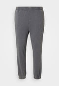 Graue, weiche Stoff-Jogginghosen mit elastischem Bund. Schmal zulaufende Beine und gesäumte Säume, die eine subtile, abgenutzte Textur aufweisen.