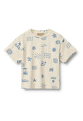 Kurzärmliges cremefarbenes T-Shirt mit blauen, maritimen Motiven wie Wellen, Muscheln und Seesternen, mit lockerem Schnitt und Rundhalsausschnitt.