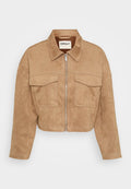 Beige Wildlederjacke mit kurzem Schnitt, einem Reißverschluss auf der Vorderseite, zwei Brusttaschen und einem spitzen Kragen; zeichnet sich durch kontrastierende Nähte und eine glatte Textur aus.