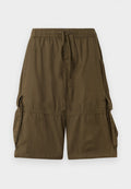 Olivgrüne Cargo-Shorts aus leichtem Material. Merkmale sind ein elastischer Bund, eine Zugkordel und zwei seitliche Cargo-Taschen.