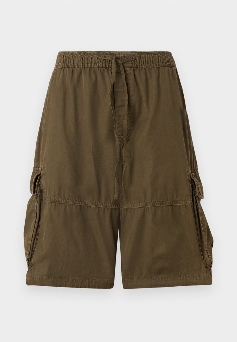 Olivgrüne Cargo-Shorts aus leichtem Material. Merkmale sind ein elastischer Bund, eine Zugkordel und zwei seitliche Cargo-Taschen.