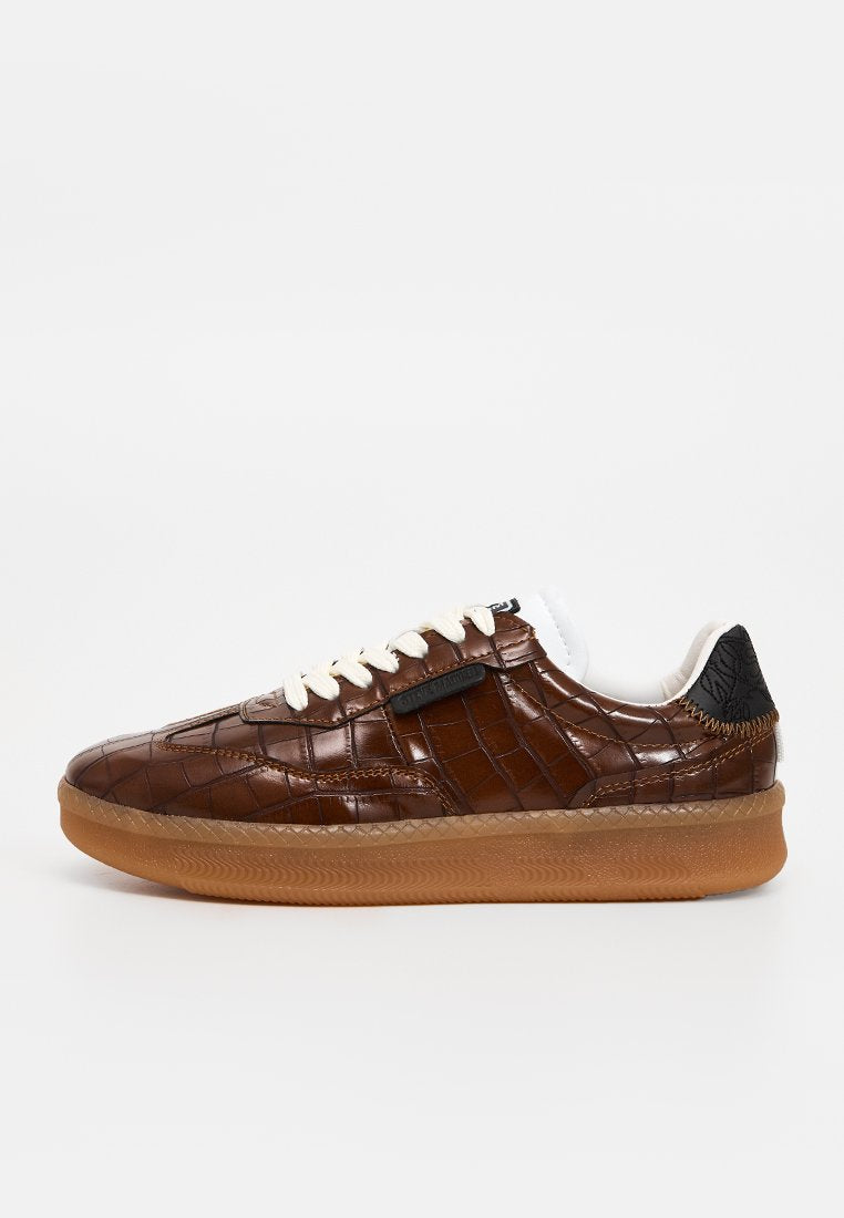 Brauner Sneaker aus Kunst-Krokodilleder mit weißen Schnürsenkeln, schwarzem Akzent an der Ferse und Gummisohle in Karamellfarbe; verfügt über eine strukturierte Oberfläche und gestickte Details.
