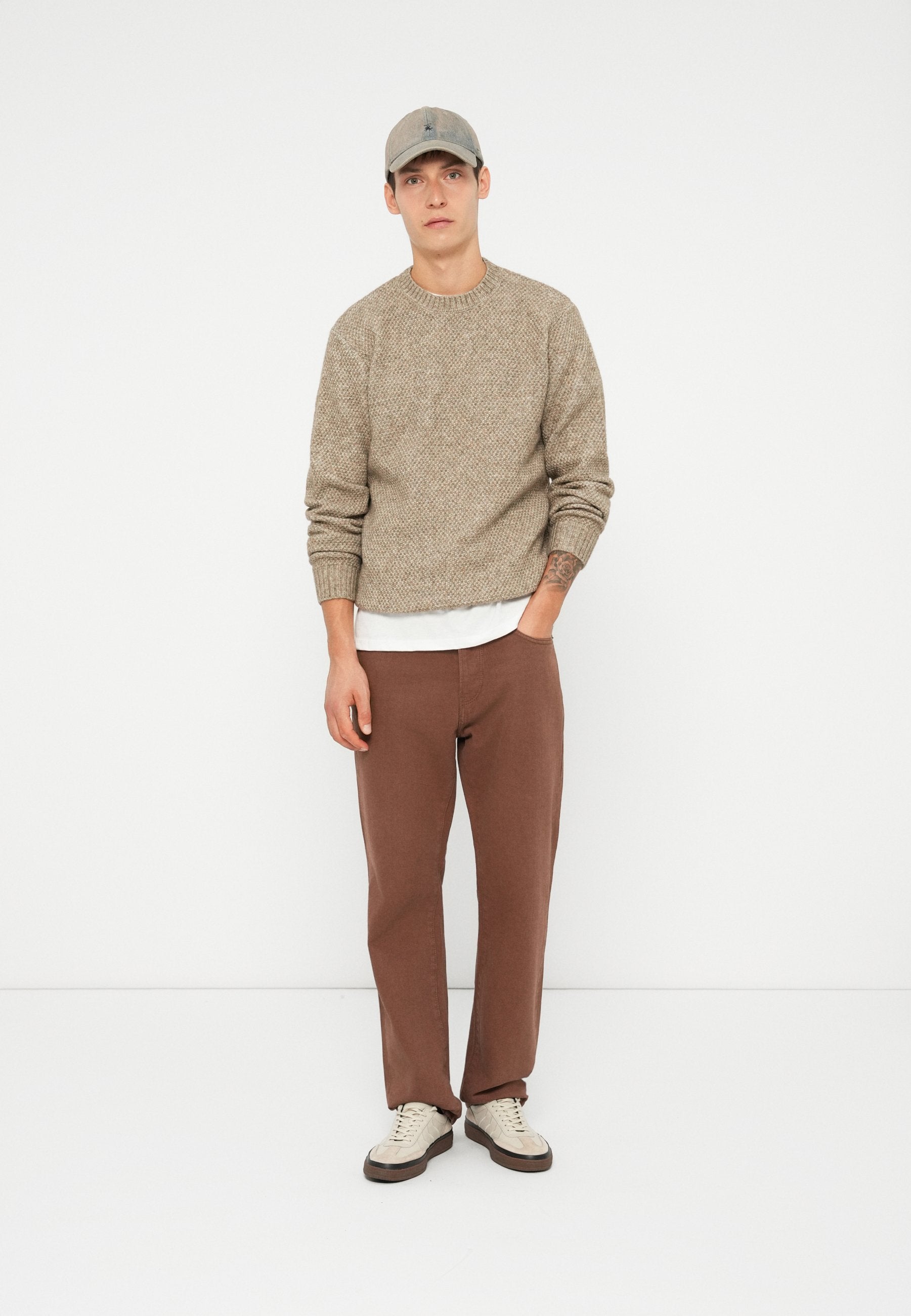 ONSEDGE STRAIGHT BROWN Media 2