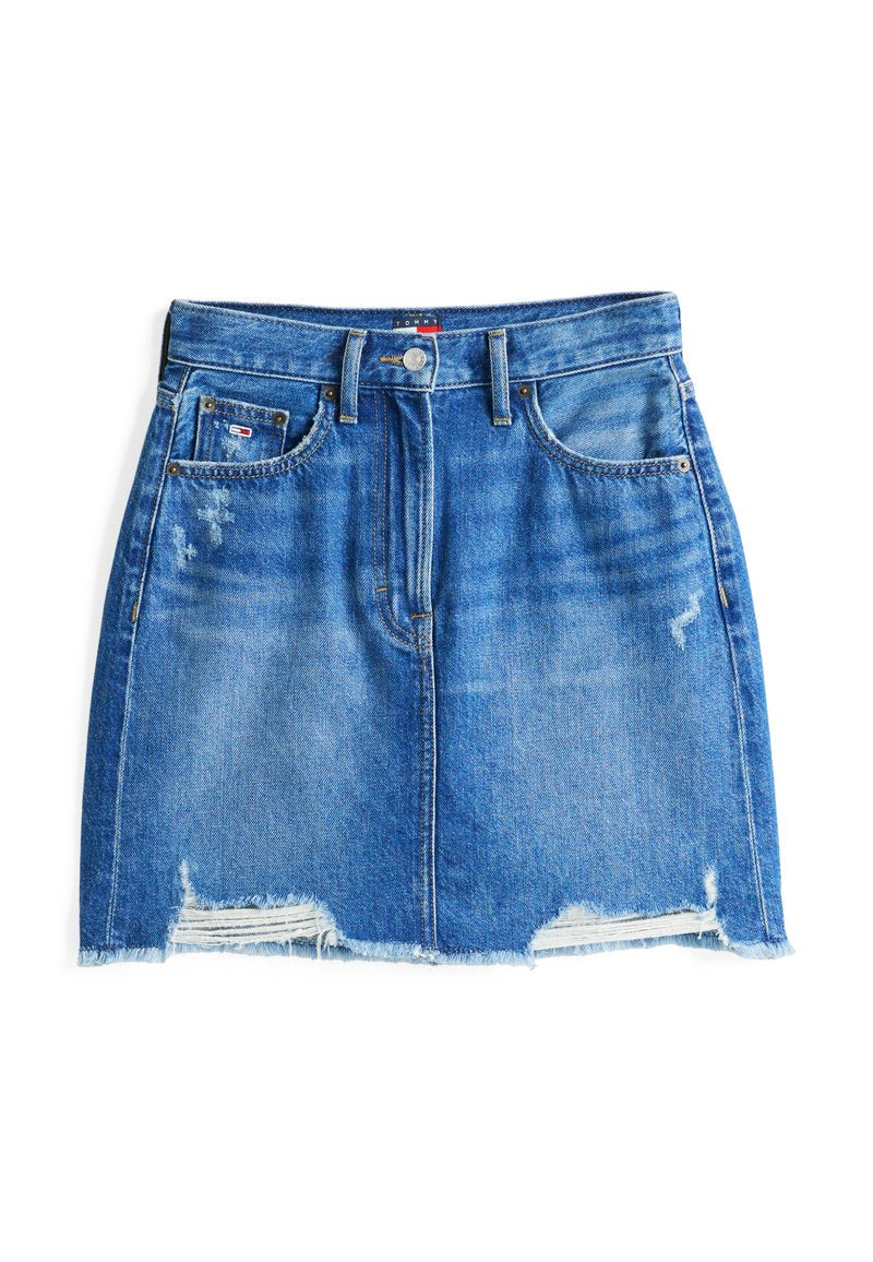 Denim-Minirock, mittleres Blau mit ausgefranstem Saum. Verfügt über Fronttaschen und einen silbernen Knopfverschluss. Weiche Textur mit einem verblassten Aussehen.
