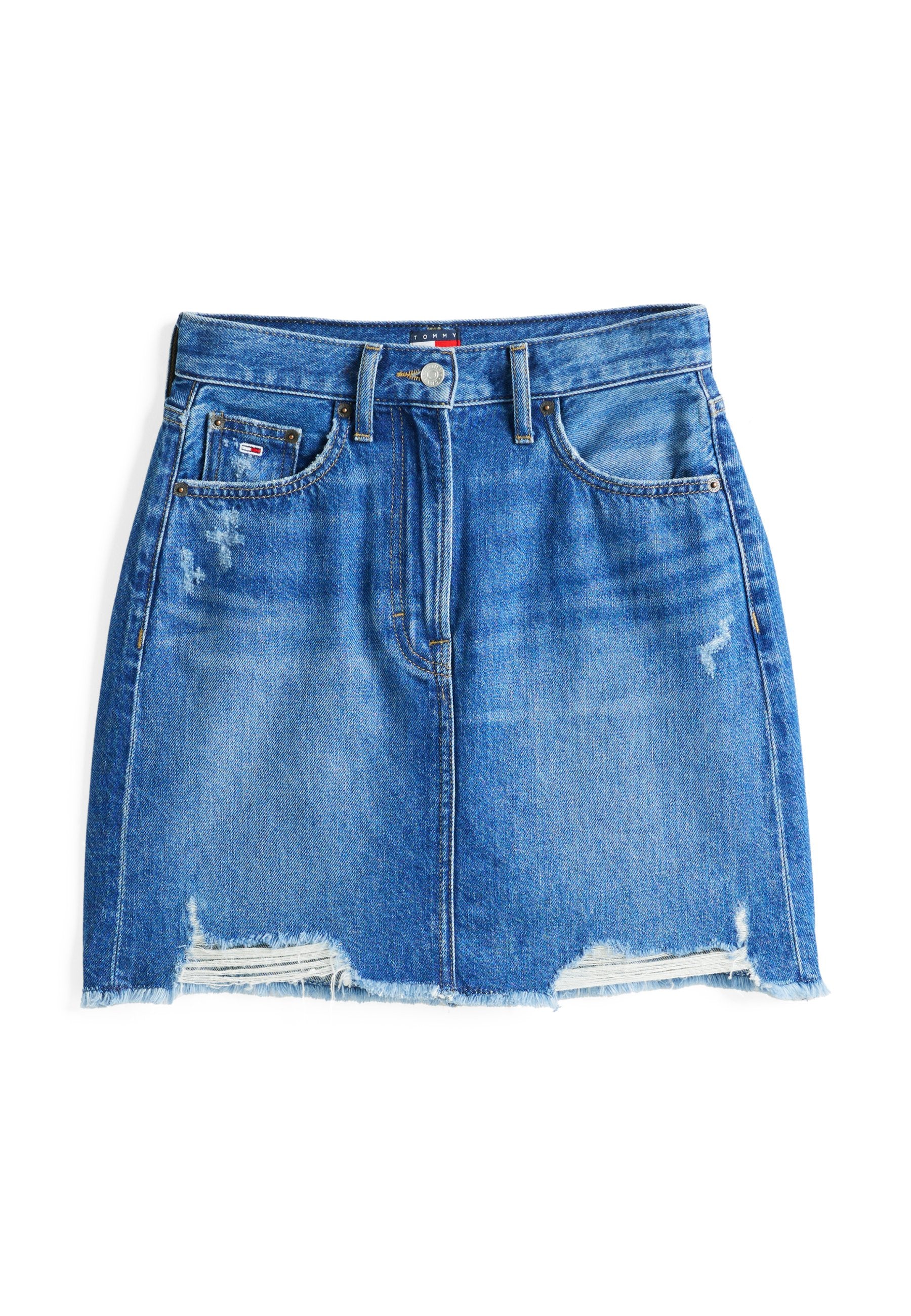 Denim-Minirock, mittleres Blau mit ausgefranstem Saum. Verfügt über Fronttaschen und einen silbernen Knopfverschluss. Weiche Textur mit einem verblassten Aussehen.