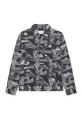 Schwarze und graue Jacke mit einer kragenförmigen Gestaltung, die ein geometrisches Muster und zwei Vordertaschen aufweist. Der Stoff wirkt strukturiert und geschichtet.