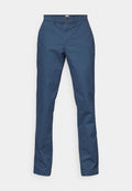 Marineblaue Baumwollchinos mit Knopfverschluss, Seitentaschen und geradem Bein. Glatte Textur und minimale Nähedetails.
