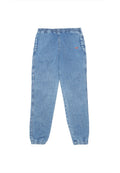 Hellblaue Denim-Jogginghose mit elastischem Bund, Seitentaschen und elastischen Bündchen an den Knöcheln. Verfügt über ein kleines Logo an der Hüfte.