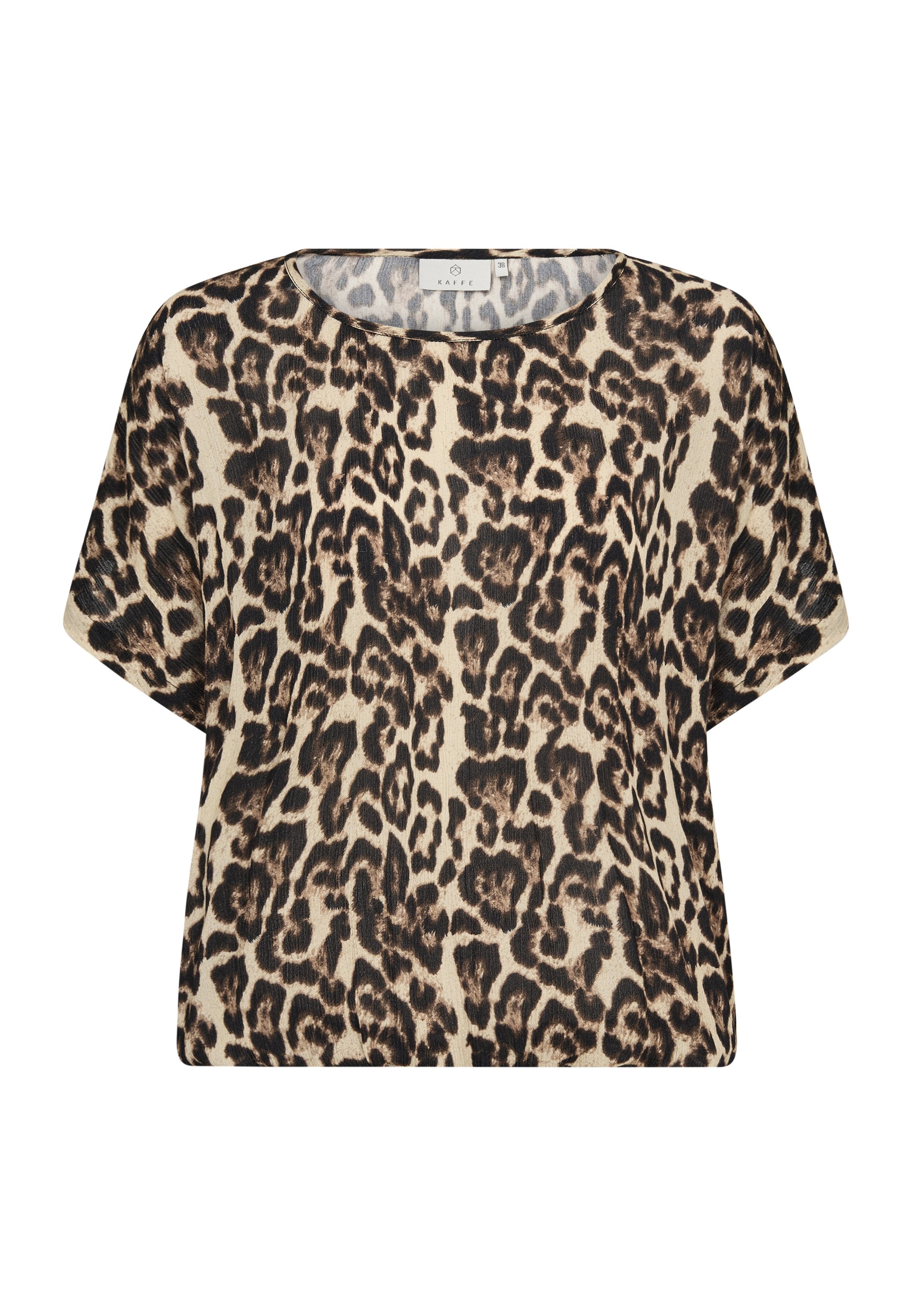 Leopardenmuster T-Shirt mit kurzen Ärmeln aus weichem Stoff. Verfügt über einen runden Ausschnitt und eine lockere Passform. Grundfarbe ist Beige mit dunklen braunen Flecken.