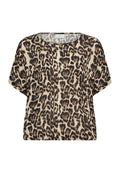 Leopardenmuster T-Shirt mit kurzen Ärmeln aus weichem Stoff. Verfügt über einen runden Ausschnitt und eine lockere Passform. Grundfarbe ist Beige mit dunklen braunen Flecken.