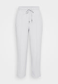 Hellgraue elastische Bundhose mit verstellbarem Kordelzug, ausgestattet mit zwei Seitentaschen und einem schmal zulaufenden Bein. Glatte Stofftextur.