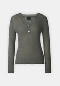 Langärmliger V-Ausschnitt-Pullover in Dunkelgrau mit gerippter Textur und einem einzelnen Knopfakzent am Ausschnitt. Weiches, leichtes Material.