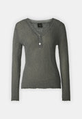 Langärmliger V-Ausschnitt-Pullover in Dunkelgrau mit gerippter Textur und einem einzelnen Knopfakzent am Ausschnitt. Weiches, leichtes Material.