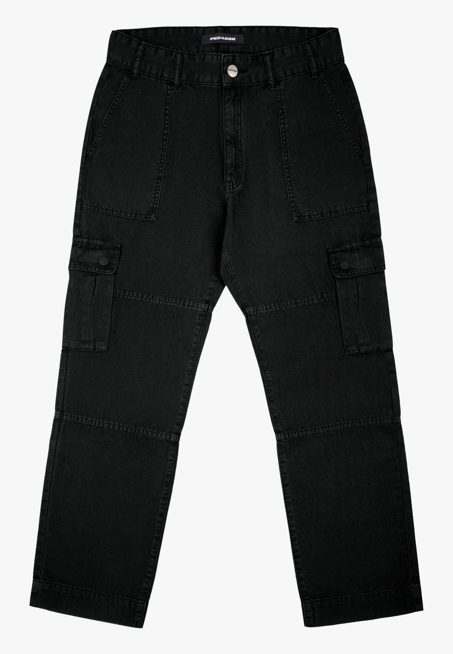 Schwarze Cargo-Hosen aus Denim, ausgestattet mit mehreren Taschen, einem geraden Schnitt und strukturiertem Stoff mit sichtbaren Nähdetails.