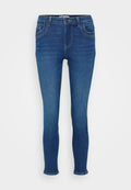 Schmale Jeans aus dunkelblauem Denim mit glatter Textur, mittelhoher Taille, fünf Taschen und einem Reißverschluss mit Knopfverschluss.