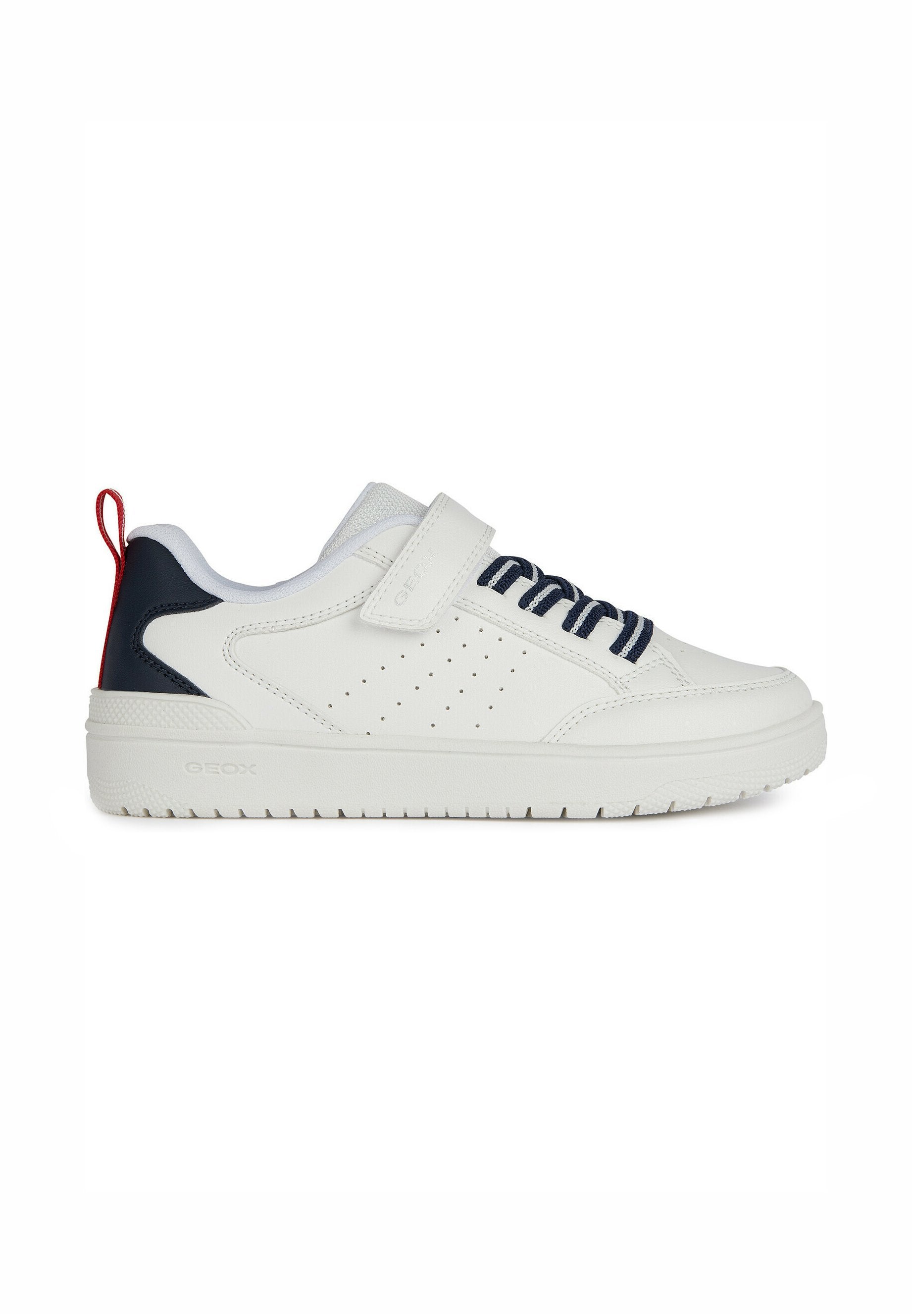 Weißer Sneaker mit marineblauen Akzenten, Klettverschluss und Schnürdetails. Verfügt über eine strukturierten Sohle und eine perforierte Seite zur Belüftung. Roter Fersenbereich.