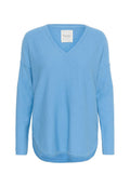 Hellblauer Langarm-V-Ausschnitt-Pullover mit überschnittenen Schultern und abgerundetem Saum, hergestellt aus weichem Strickstoff.