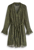 Olivengrünes Kleid mit Leopardenmuster, transparentem Stoff, Knopfleiste, Bindegürtel und ausladenden Ärmeln.