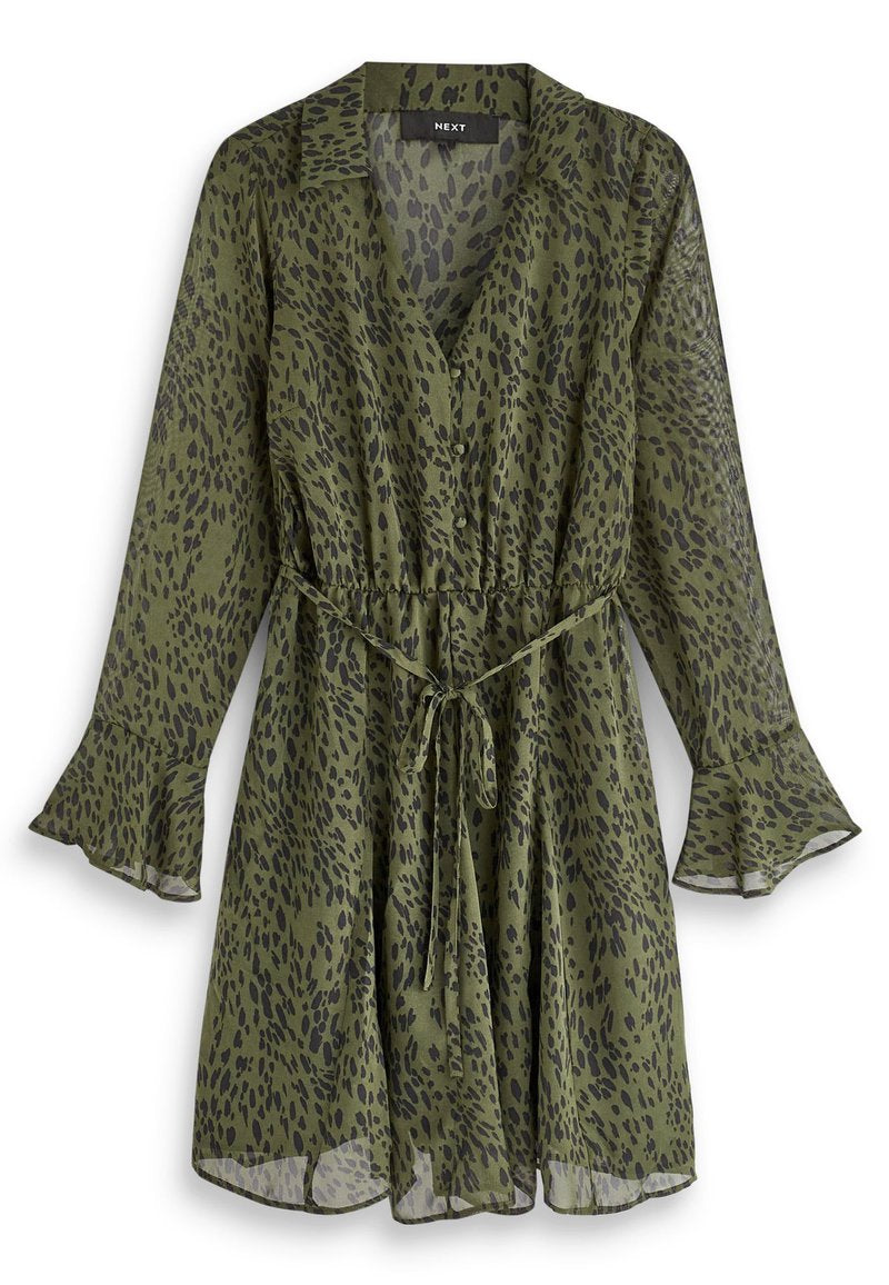 Olivengrünes Kleid mit Leopardenmuster, transparentem Stoff, Knopfleiste, Bindegürtel und ausladenden Ärmeln.