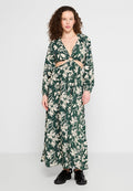 Maxikleid mit floralen Mustern in Dunkelgrün und Cremeblumen; verfügt über ein Cut-Out-Design mit einem Ringakzent und langen Ärmeln; leichtes Material.