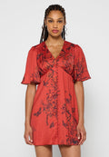 Rotes Satin-Kleid mit kurzen Puffärmel, V-Ausschnitt und floralem Schmetterlingsdruck. Es hat eine Knopfleiste und eine leicht ausgestellte Silhouette.