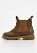 Brauner Chelsea-Stiefel mit Lederzehen- und Fersenpartie, Wildlederoberteil, elastischem Seitenteil, Zuglaschen und dicker Gummisohle.