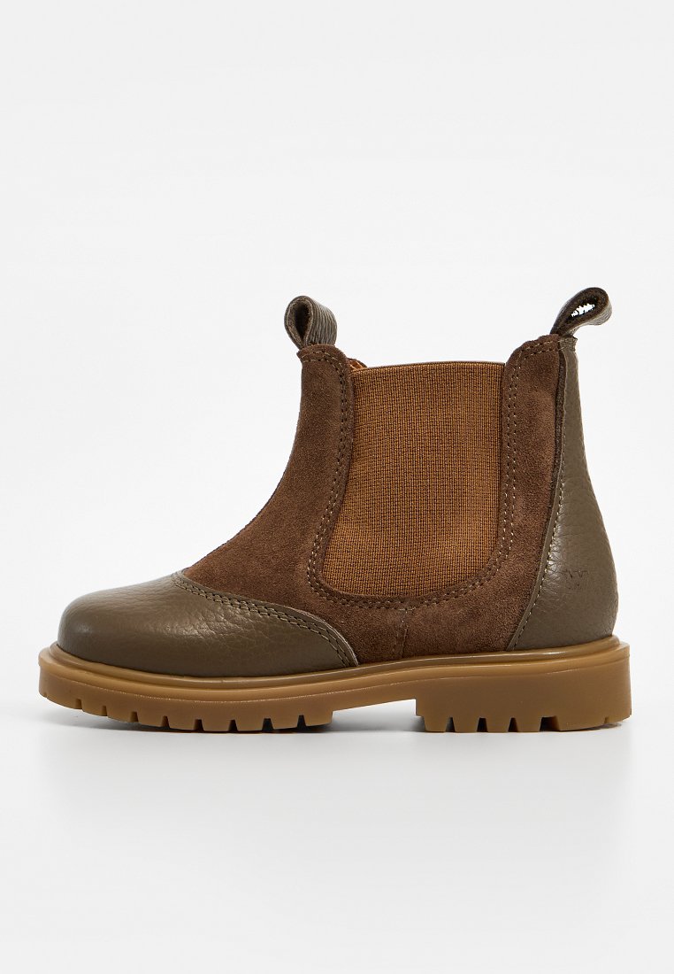 Brauner Chelsea-Stiefel mit Lederzehen- und Fersenpartie, Wildlederoberteil, elastischem Seitenteil, Zuglaschen und dicker Gummisohle.