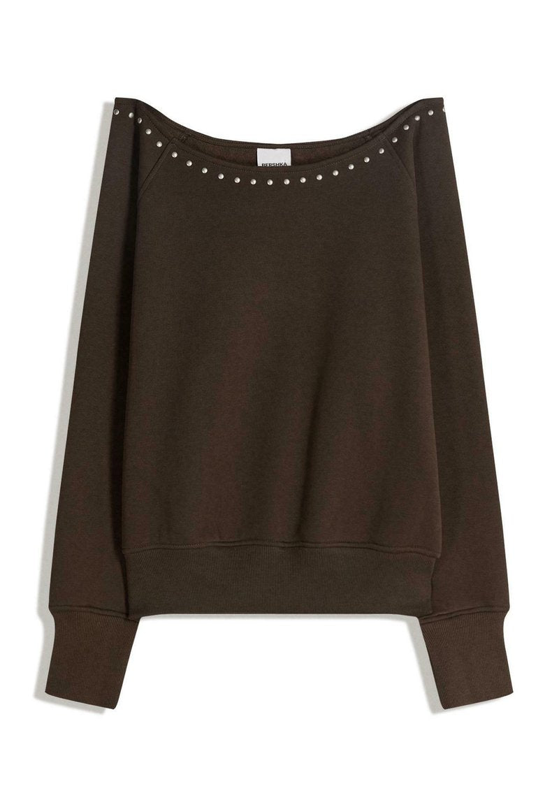 Dunkelbraunes Sweatshirt mit schulterfreiem Design, verziert mit silbernen Nieten entlang des Halsausschnitts und mit gerippten Bündchen an den Ärmeln.