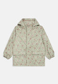 Leichte, mit Kapuze versehene Regenjacke in zartem Grün mit einem floralen Muster in Pink und Weiß. Sie verfügt über elastische Bündchen und zwei frontale Taschen.