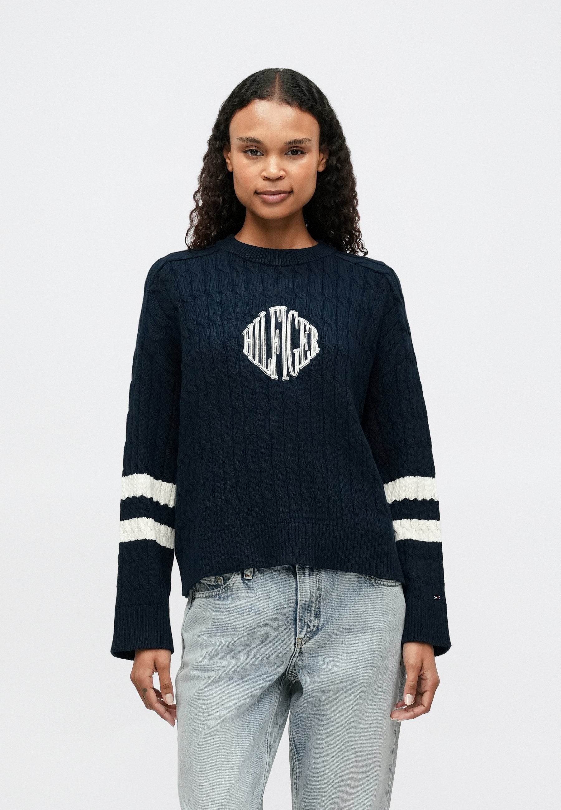 LOGO EMBROIDERY RELAXED CABLE KNIT JUMPER Media 3