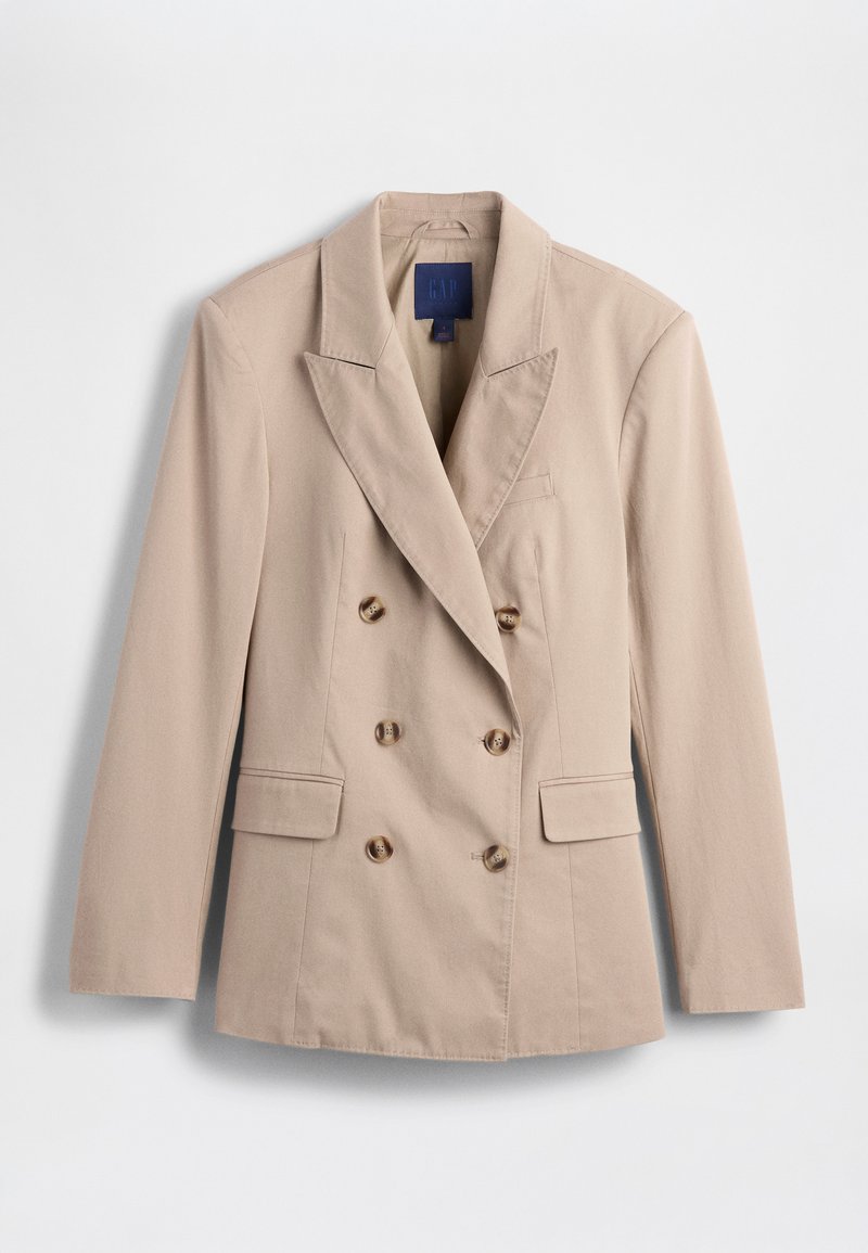 Beiger, doppelt geknöpfter Blazer mit Reverskragen, zwei vorderen Taschen und braunen Knöpfen, gefertigt aus glattem Stoff.