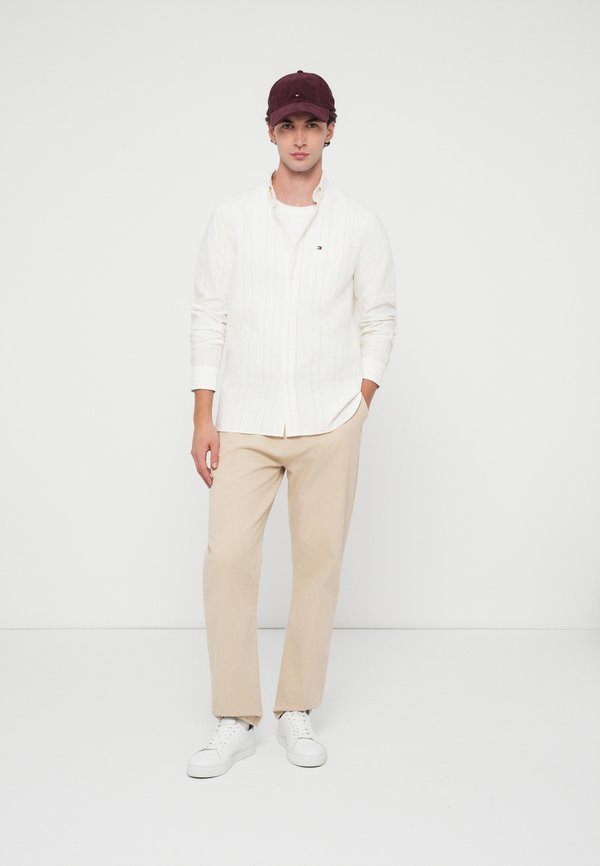 Tommy Hilfiger REGULAR FIT PINSTRIPE OXFORD SHIRT