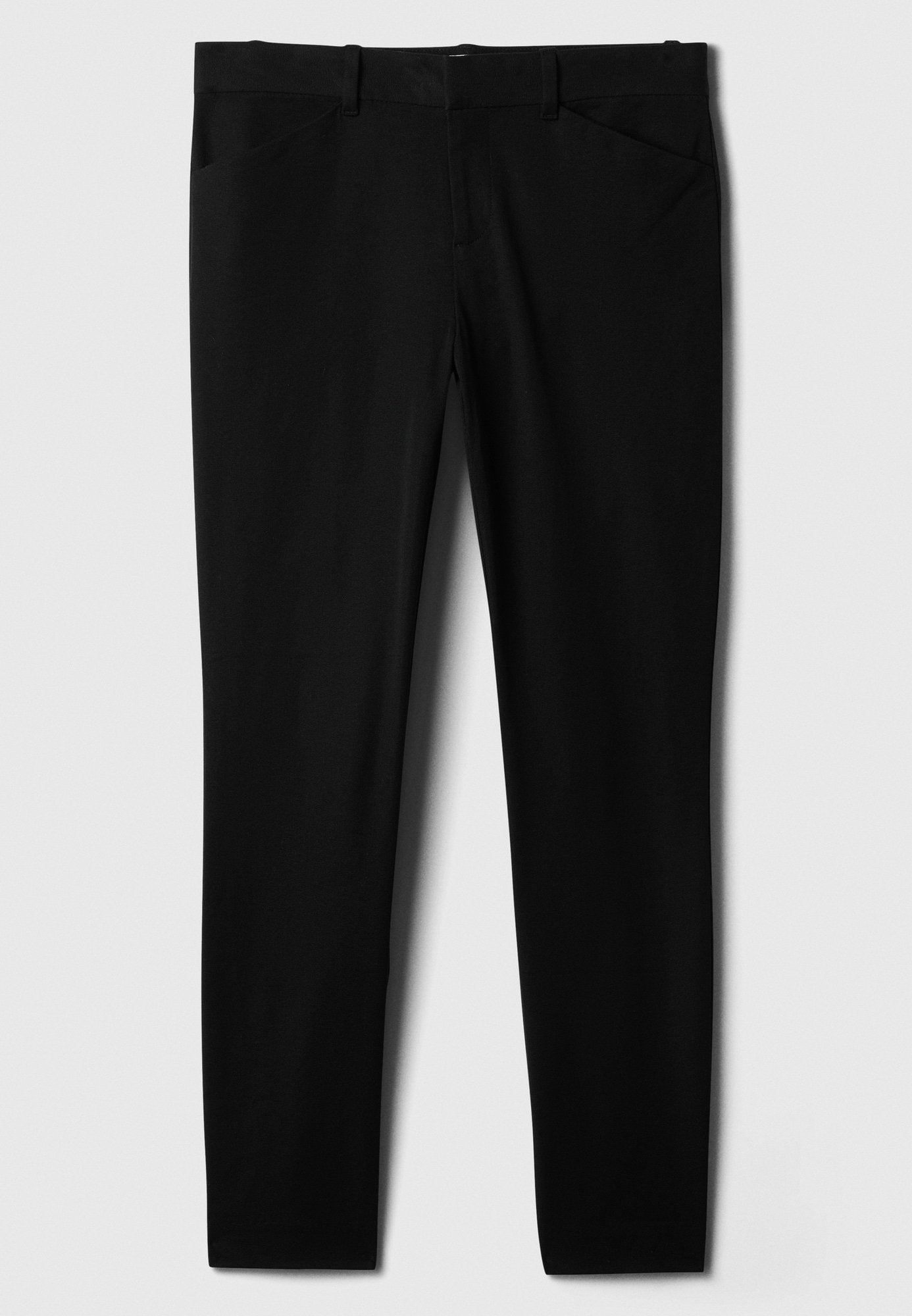 Schwarze Hose aus glattem Stoff mit schmaler Passform. Verfügt über zwei Fronttaschen, Gürtelschlaufen und einen leicht strukturierten Bund.