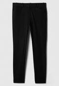 Schwarze Hose aus glattem Stoff mit schmaler Passform. Verfügt über zwei Fronttaschen, Gürtelschlaufen und einen leicht strukturierten Bund.
