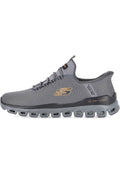 Grauer Sportschuh mit Mesh-Obermaterial, strukturierter Oberfläche, Schnürverschluss und kontrastierendem goldfarbenem Logo. Gepolsterte Sohle mit Luftkammern für zusätzliche Unterstützung.