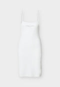 Weißes ärmelloses Bodycon-Kleid mit dünnen verstellbaren Trägern und dem "TOMMY JEANS"-Logo in der Mitte der Brust.