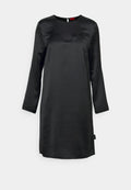 Schwarzes Kleid aus glattem, satinähnlichem Stoff. Verfügt über lange Ärmel, einen runden Ausschnitt und eine geschwungene Nahtdetail über der Brust.
