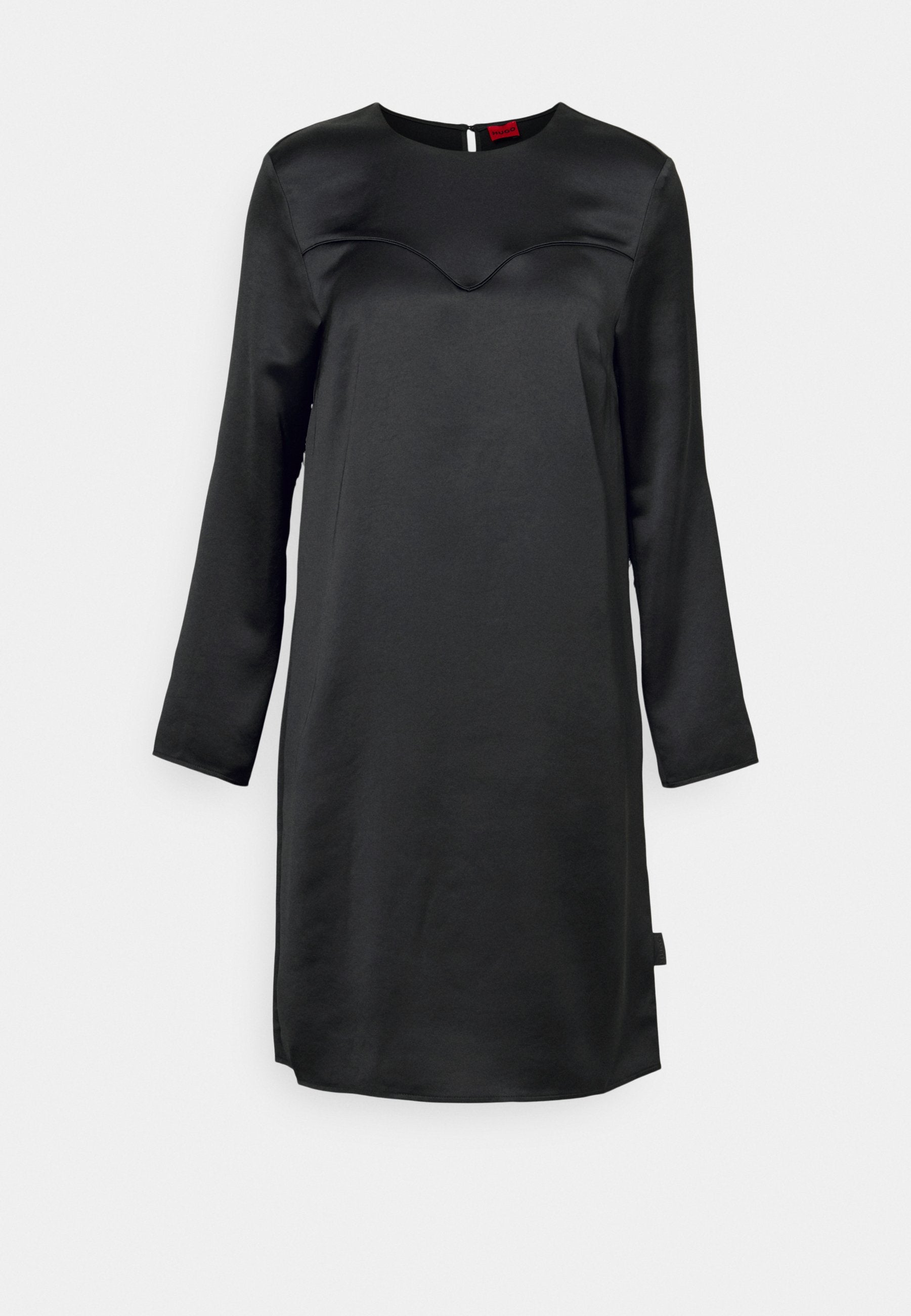 Schwarzes Kleid aus glattem, satinähnlichem Stoff. Verfügt über lange Ärmel, einen runden Ausschnitt und eine geschwungene Nahtdetail über der Brust.