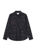 Langarmhemd aus dunklem Stoff mit floralen Mustern in Lila-, Rot- und Weißtönen. Es hat einen Button-Down-Kragen und vordere Knöpfe.
