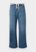 Blaue Denim-Jeans mit weitem Bein, weißem Kordelzug in der Taille und klassischer Fünf-Taschen-Optik.