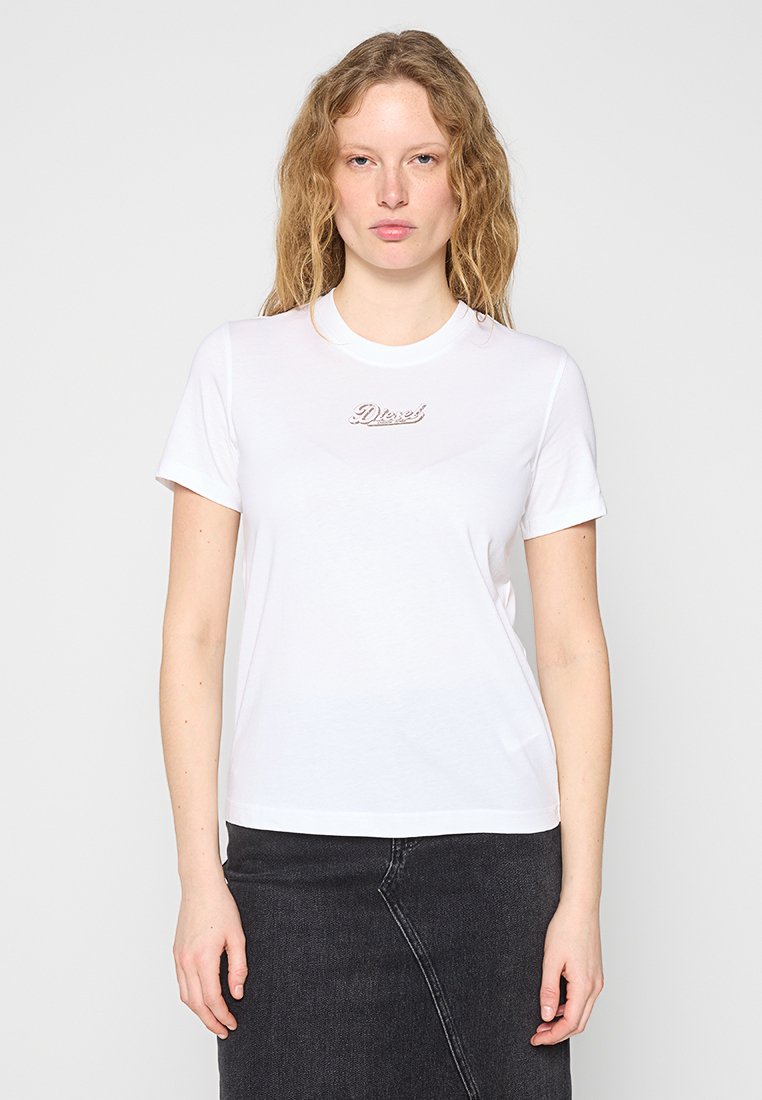 Weißes Baumwoll-T-Shirt mit kurzen Ärmeln, in der Mitte mit einem dezenten "Diesel"-Logo bestickt. Einfaches Design und glatte Textur.