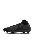 Schwarzer Fußballschuh mit einem strukturierten Mesh-Obermaterial, hohem Knöchelkragen und einem türkisfarbenen Nike-Swoosh. Ausgestattet mit schwarzen Stollen für besseren Halt.