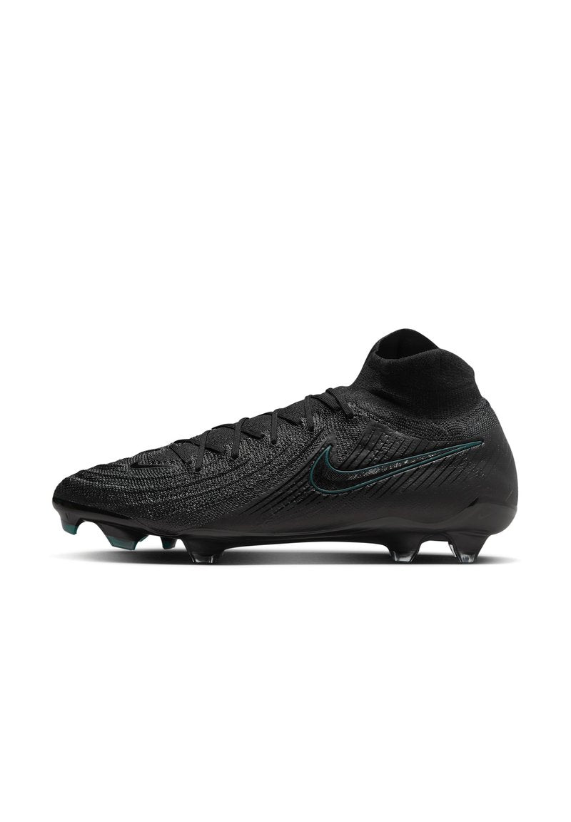 Schwarzer Fußballschuh mit einem strukturierten Mesh-Obermaterial, hohem Knöchelkragen und einem türkisfarbenen Nike-Swoosh. Ausgestattet mit schwarzen Stollen für besseren Halt.