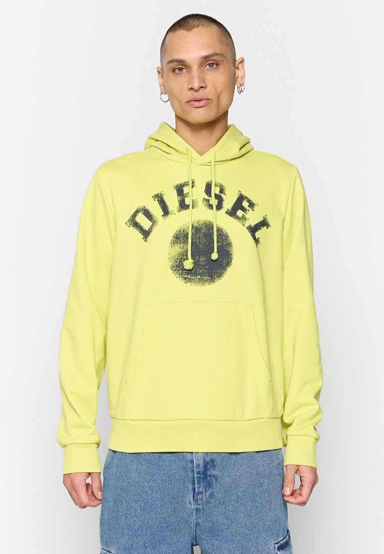 Hellgelbes Hoodie mit schwarzem Logodruck. Verfügt über eine Kängurutasche und eine Kapuze mit Zugband. Weicher Stoff mit gerippten Bündchen und Saum.