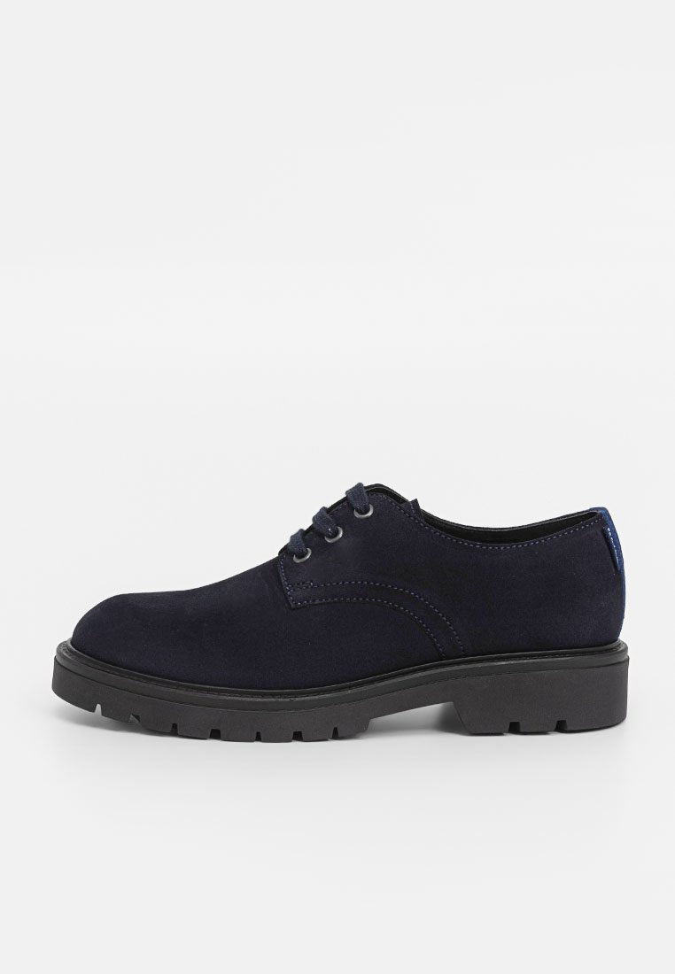 Navyblaue Wildleder Schnürschuhe mit runder Zehenpartie, kontrastierenden Nähten und einer strukturierten Gummisohle. Zeitloses Design mit minimalen Akzenten.