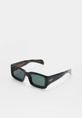 Schwarze rechteckige Sonnenbrille mit dunkelgrünen Gläsern und einem kleinen goldfarbenen Zierdetail an den Bügeln.
