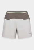 Helle graue Shorts mit einem braunen strukturierten Bund, elastischem Kordelzug und seitlichen Taschen. Mit einem blauen Logo auf der unteren linken Seite.