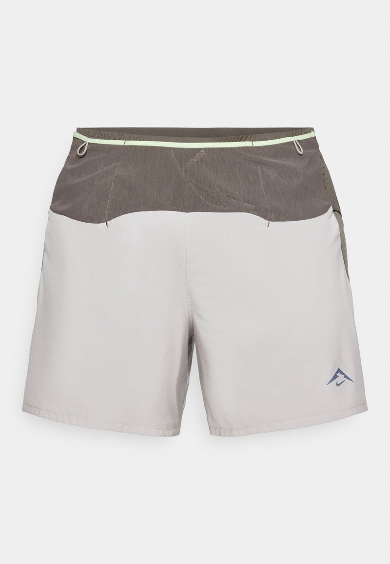 Helle graue Shorts mit einem braunen strukturierten Bund, elastischem Kordelzug und seitlichen Taschen. Mit einem blauen Logo auf der unteren linken Seite.