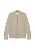 Beige Bomberjacke mit durchgehendem Reißverschluss, rundem Kragen und zwei Seitentaschen. Hergestellt aus strukturiertem Stoff, mit einem dezenten Logo auf der Brust.
