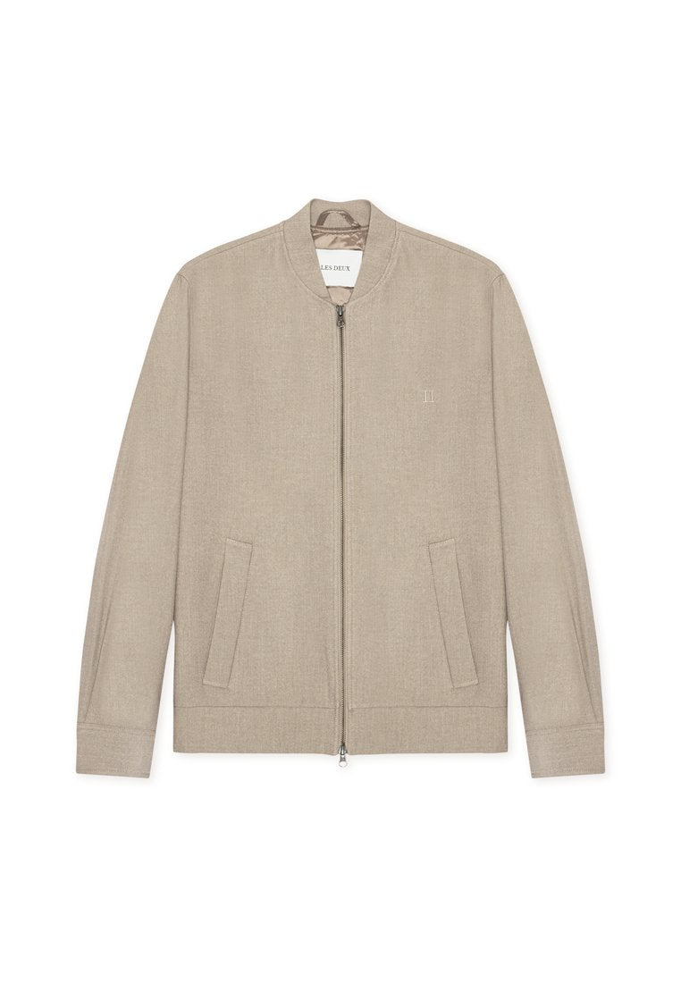 Beige Bomberjacke mit durchgehendem Reißverschluss, rundem Kragen und zwei Seitentaschen. Hergestellt aus strukturiertem Stoff, mit einem dezenten Logo auf der Brust.